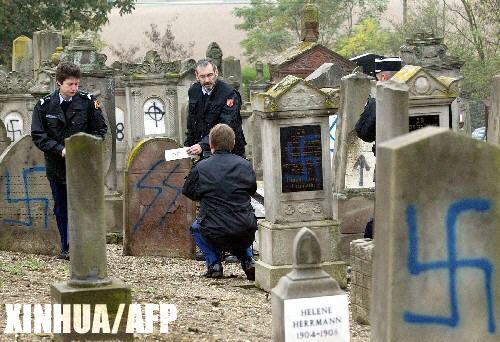 法国发生亵渎犹太人墓地事件 墓碑画上纳粹符