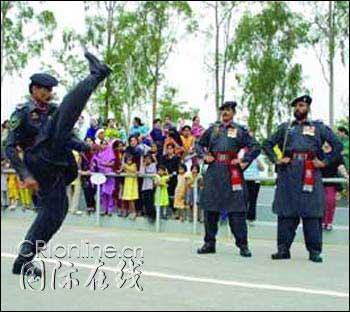 环球视野：印巴边境降旗仪式双方士兵踢高跺脚