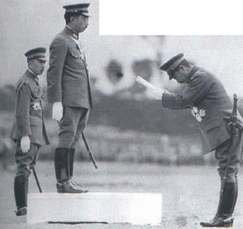 1940年10月,日本陆军大臣东条英机正在向天皇行鞠躬礼,准备尽忠.
