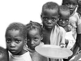 等待救济的非洲儿童