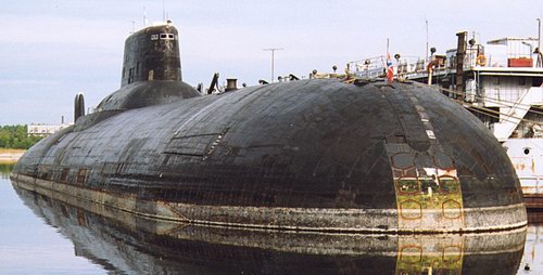 世界最大水下战舰--俄超级核潜艇下水(图)
