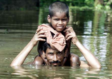 印度洪水泛滥 比哈尔邦12名儿童溺水身亡(图)