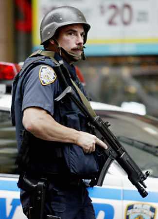 图为纽约警察持枪走向事发现场.