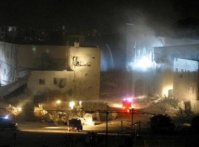 图文:以色列军队用推土机破坏阿拉法特官邸建
