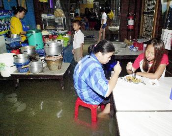 图文:泰国洪水严重 居民在洪水及膝的地方用餐