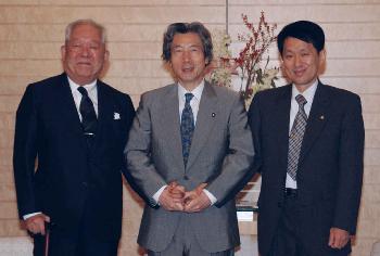 图文:日本首相小泉会见两名诺贝尔奖获得者