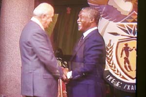 南非前总统曼德拉和德克勒克荣获国家勋章(图