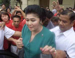 图文:菲律宾前总统马科斯的夫人伊梅尔达出庭