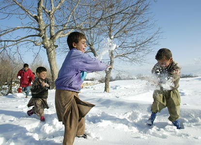 图文:打雪仗的阿富汗儿童