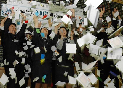 图文:韩国证券公司职员将纸片抛空中 庆祝新年