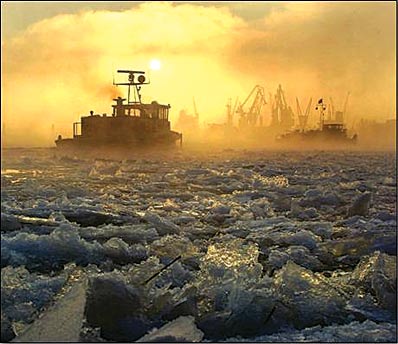 图文:轮船在阳光映照中破冰驶出德国汉堡港