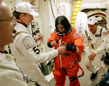 图文:女宇航员乔娜即将进入哥伦比亚号航天飞