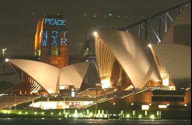 图文:绿色和平组织在悉尼歌剧院打出反战标语