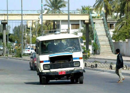 国际新闻 正文一辆破旧的老式汽车行驶在伊拉克第二大城市巴士拉的