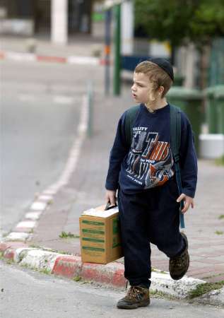 组图:战争爆发以色列儿童纷纷带上防毒面具