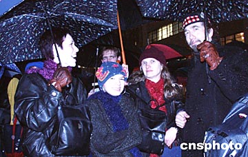 组图:纽约千人冒雨反战 主张弹劾布什总统