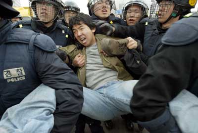 图文:韩国反战人士与警察发生冲突