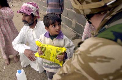 伊拉克小男孩接过第一批人道主义救援食品(图