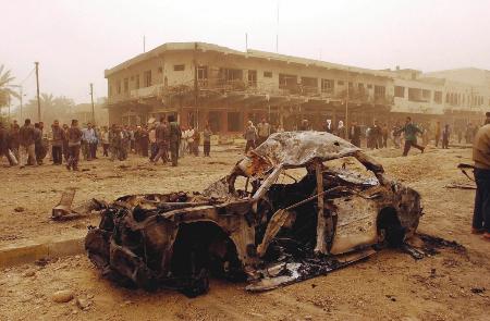 新闻中心 国际新闻 伊拉克战争专题 > 正文 美英联军导弹击中巴格达一