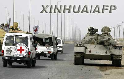 图文:红十字会车队驶过被遗弃的伊T-55坦克