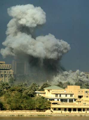 组图:空袭下的巴格达楼房浓烟四起