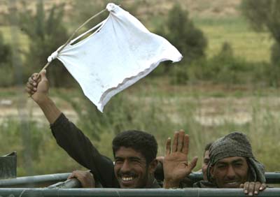 图文伊平民在巴格达附近向美军摇白旗