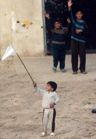 图文:举白旗的伊拉克小男孩