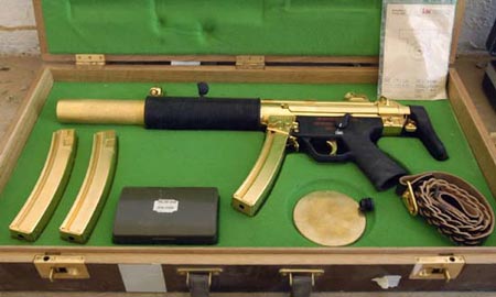 图文:美军在巴格达缴获一支德式黄金冲锋枪