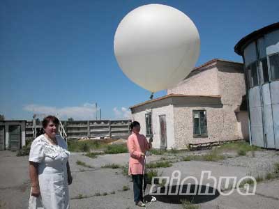 图文:中国气象局向哈萨克斯坦赠送高空探测气
