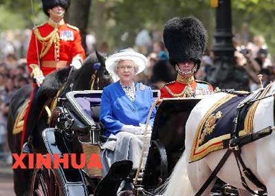 英国女王伊丽莎白二世(左)和她的丈夫爱丁堡公爵(右)参加完在伦敦