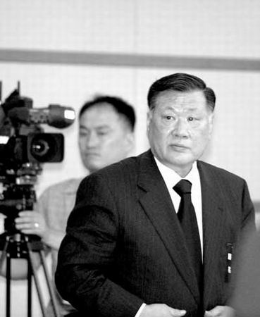 新闻中心 韩国现代集团前董事长郑梦宪跳楼身亡专题 正文郑周永(左)