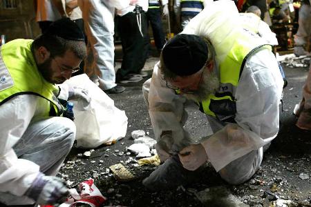 图文:两名工作人员在耶路撒冷自杀现场搜寻证据