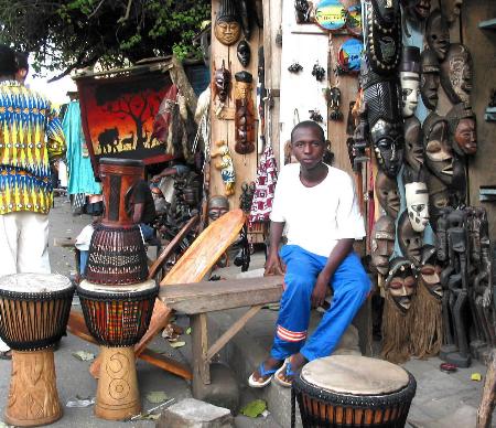 图文:多哥首都出售木雕工艺品的摊位