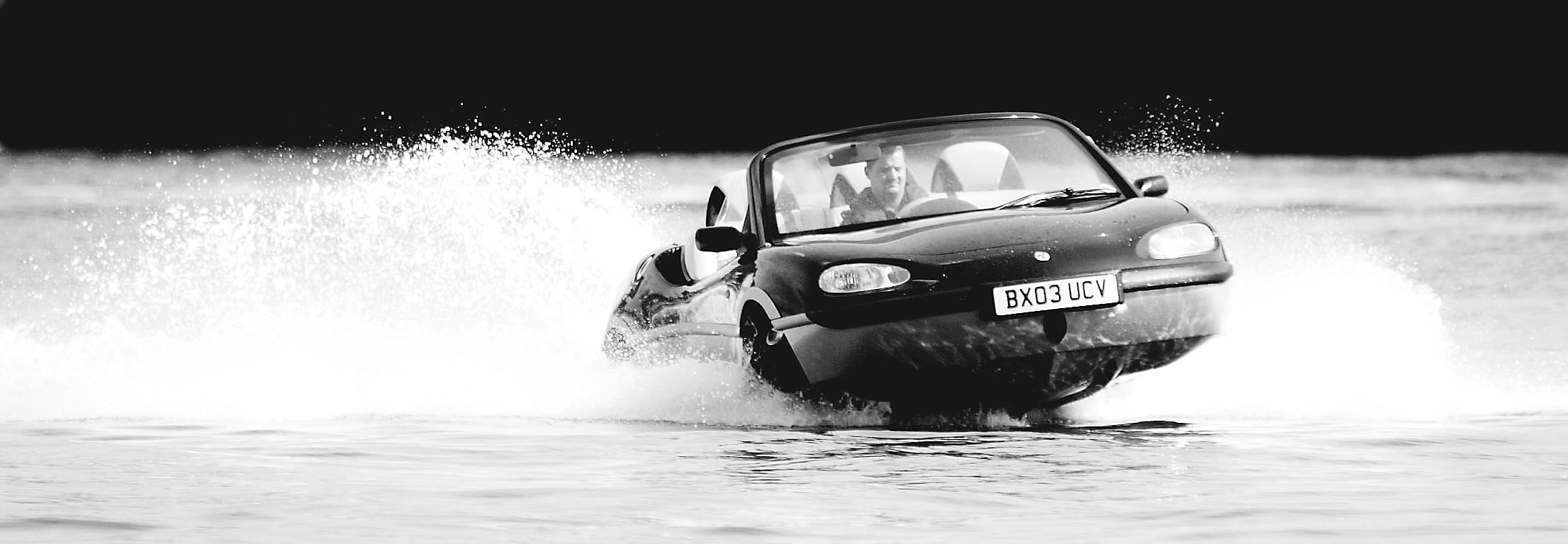 9月3日,在英国伦敦的泰晤士河,世界上首辆高速水陆两用车从水中驶上