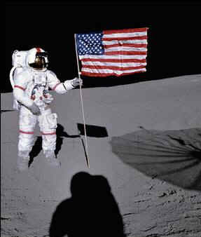 在月球上握着国旗照相