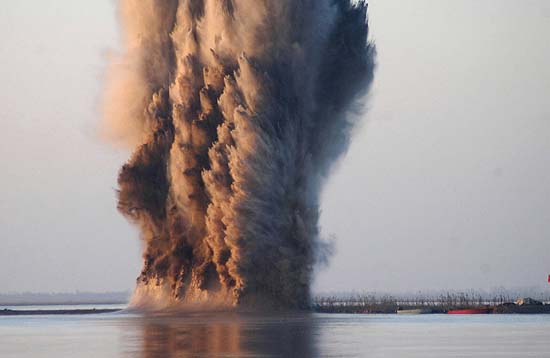 图文工兵实施爆破导控河势疏浚河道