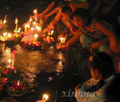 放水灯许心愿泰国庆祝传统节日水灯节组图