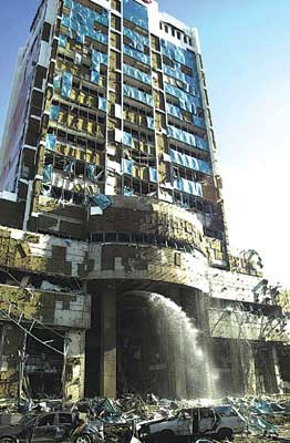 香港汇丰银行总部大楼遭重创
