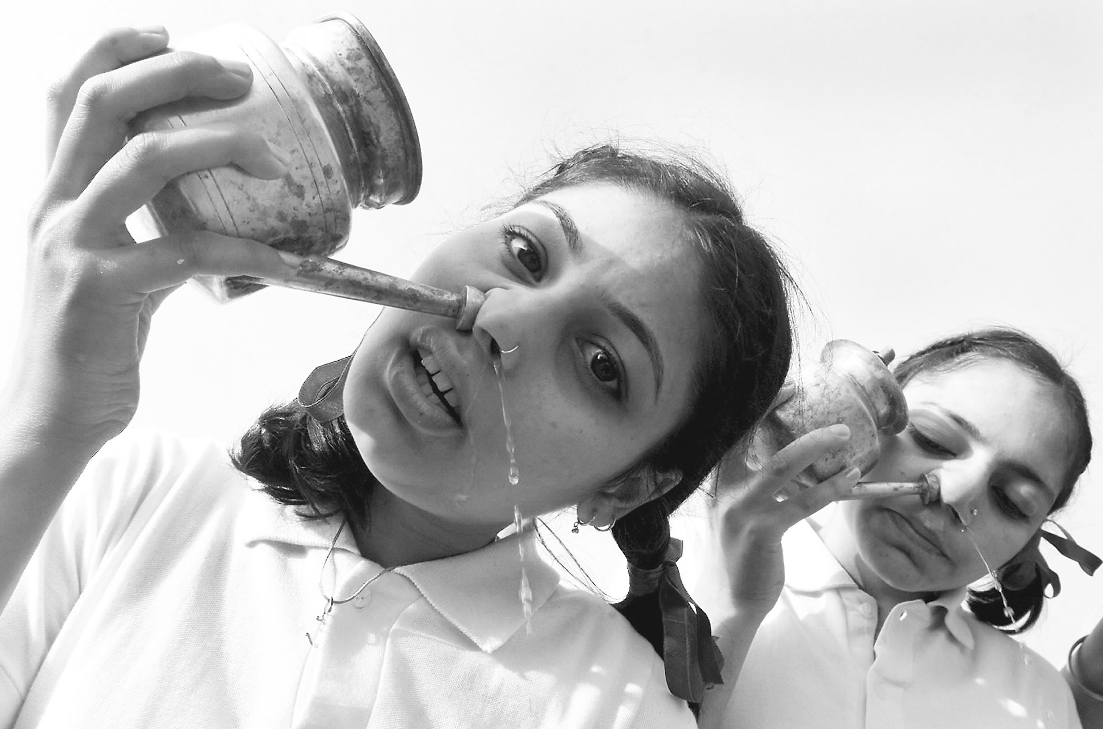 印度学生水壶冲洗鼻子治疗跟眼睛、鼻子、喉咙