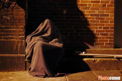 图文:天气严寒 美国费城街头无家可归的流浪者