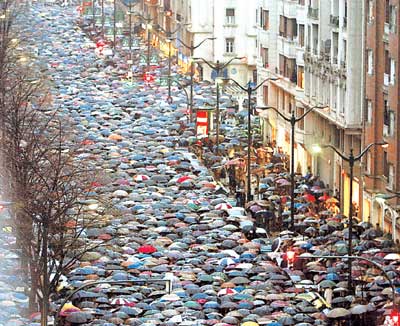 在首都马德里,有230多万人冒雨走上街头,人数超过该市总人口