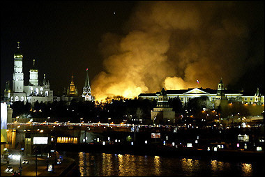 莫斯科市中心发生大火 屋顶坍塌致两消防员死