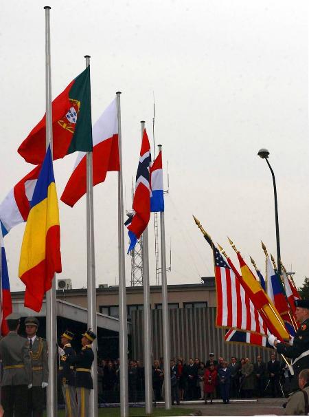 图文:北约总部为新成员国举行升旗仪式(1)