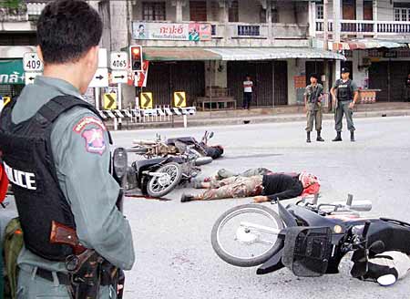 泰国警察在查看被打死的穆斯林武装分子的尸体