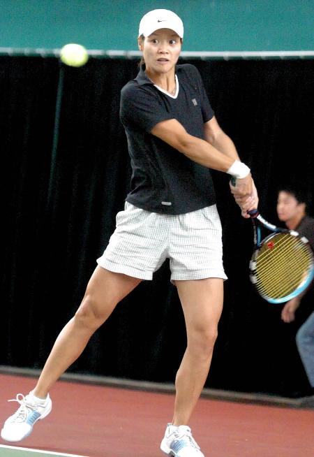 图文:李娜获通辽国际女子网球挑战赛单打冠军