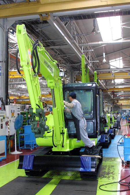 图文:韩国现代重工业公司加快工程设备生产(3