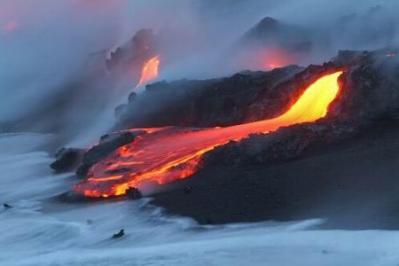 组图:夏威夷几劳亚火山喷出熔岩