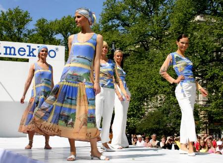 文:芬兰著名时装公司举行露天夏季时装表演(4