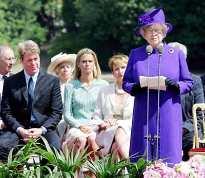 英国女王为戴安娜纪念喷泉揭幕(组图)