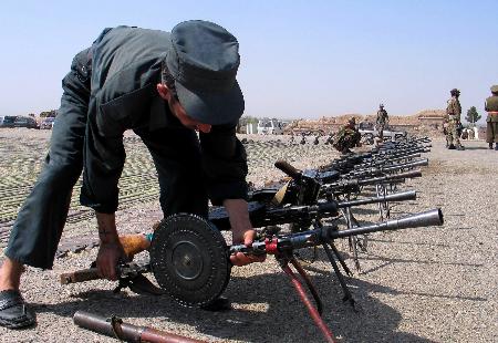 图文:阿富汗西部省份赫拉特开始上缴武器(1)